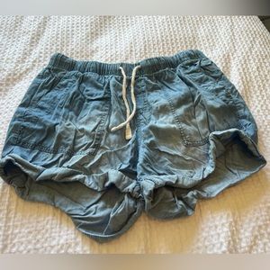 Jean looking comfy shorts